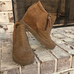 NWT yellow box wedges